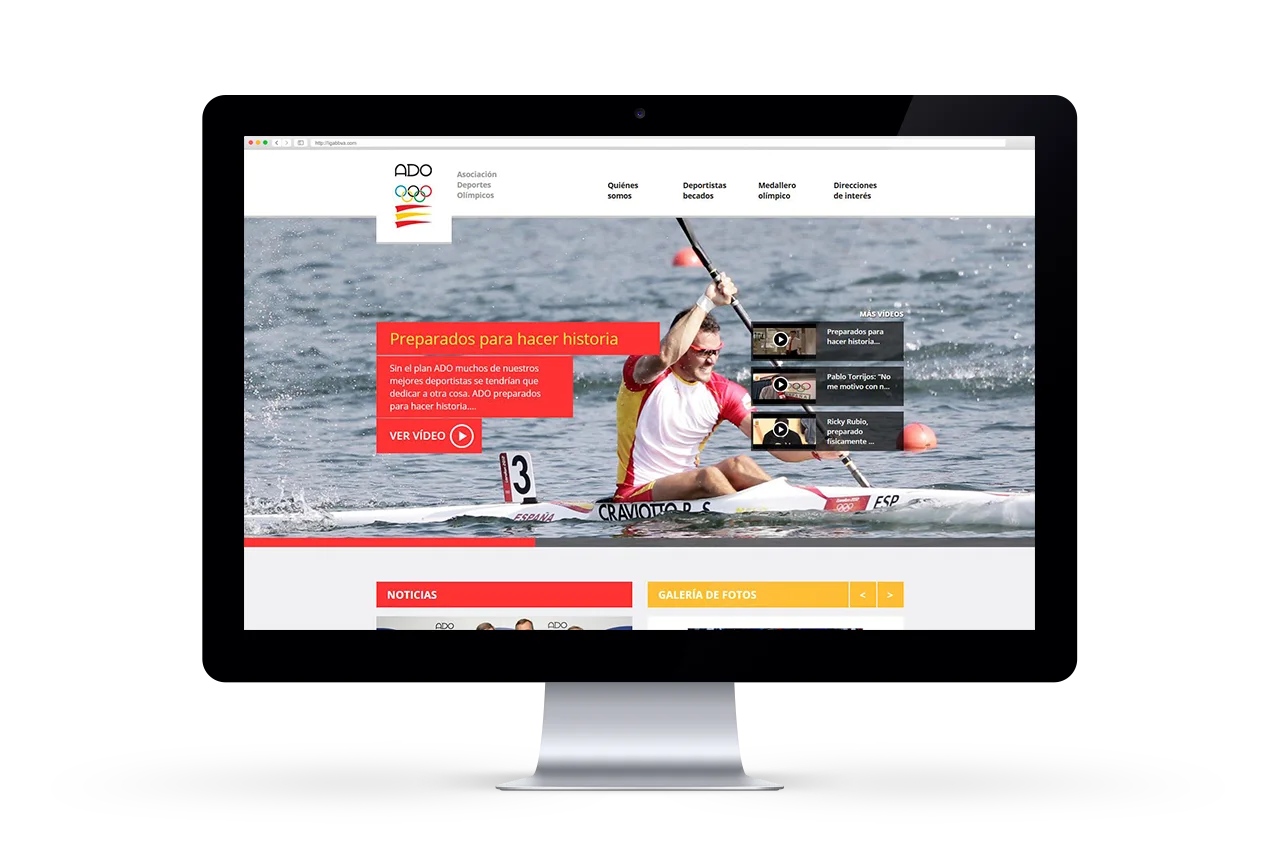 Web de ADO en pantalla de iMac con portada de piragüismo en el agua
