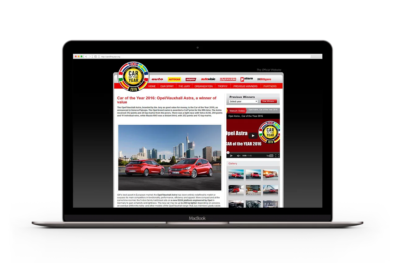 Portátil mostrando un artículo con vídeo incrustado y galería de fotos del coche ganador del premio