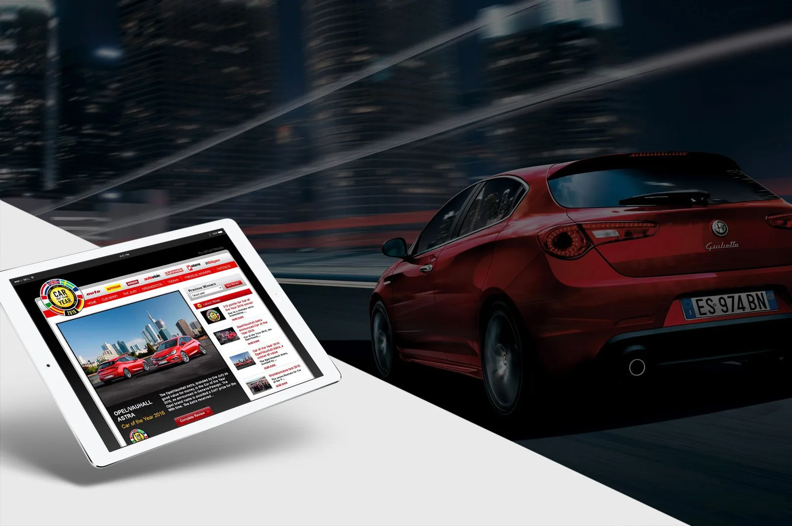Vista trasera de un coche deportivo rojo circulando por una ciudad nocturna, con una tablet mostrando el sitio del premio Car of the Year