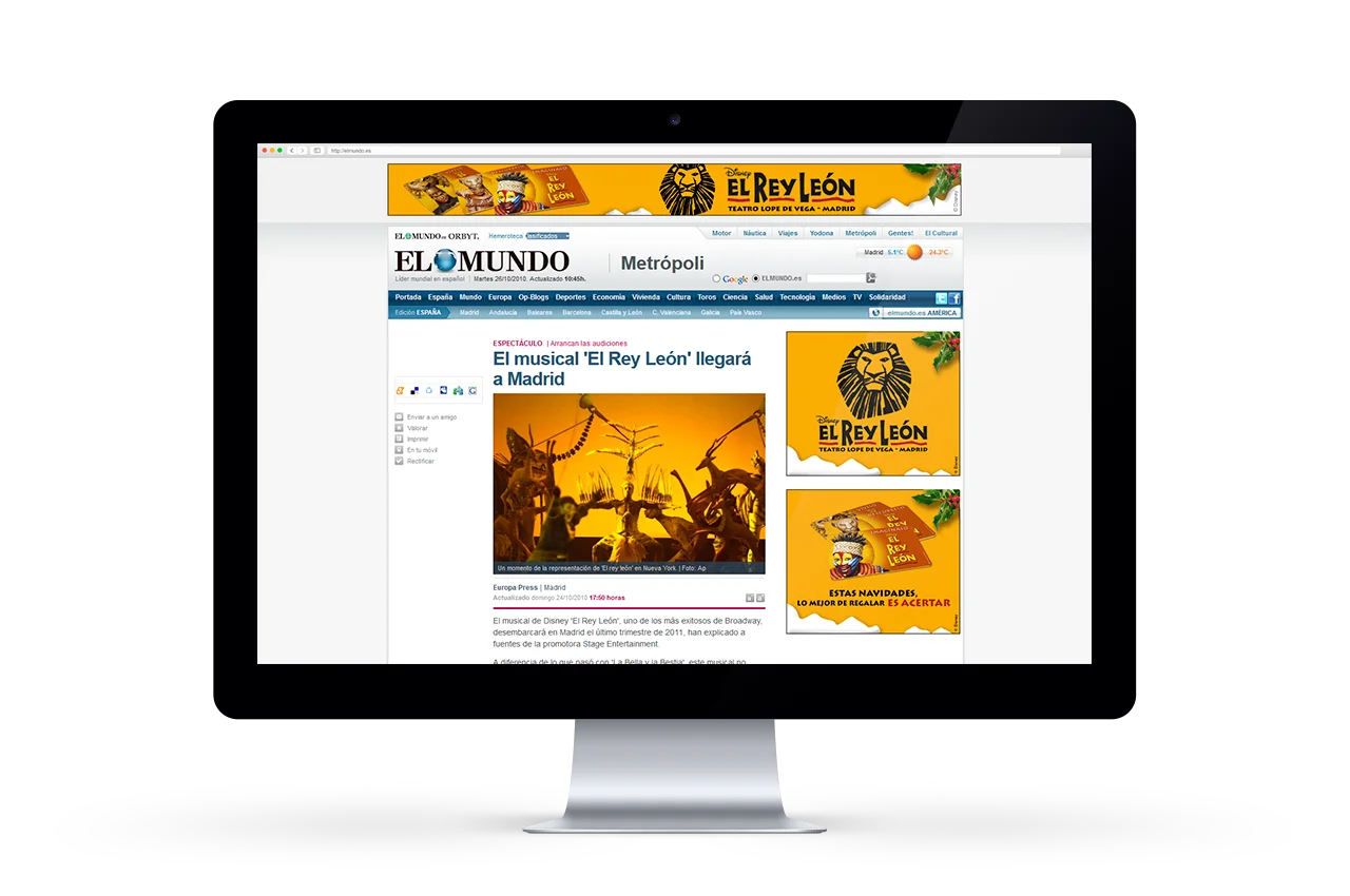Monitor mostrando una noticia digital sobre el musical El Rey León