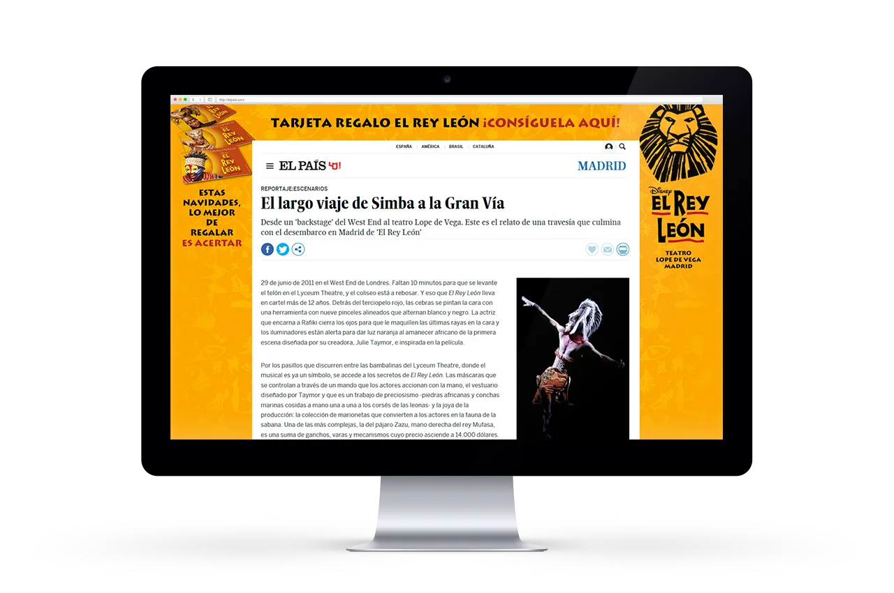 Monitor con un reportaje digital sobre el musical, con fotografía de la función