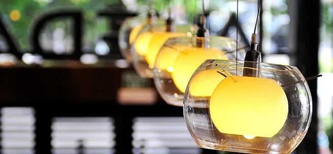 Lámparas colgantes de cristal con la luz encendida
