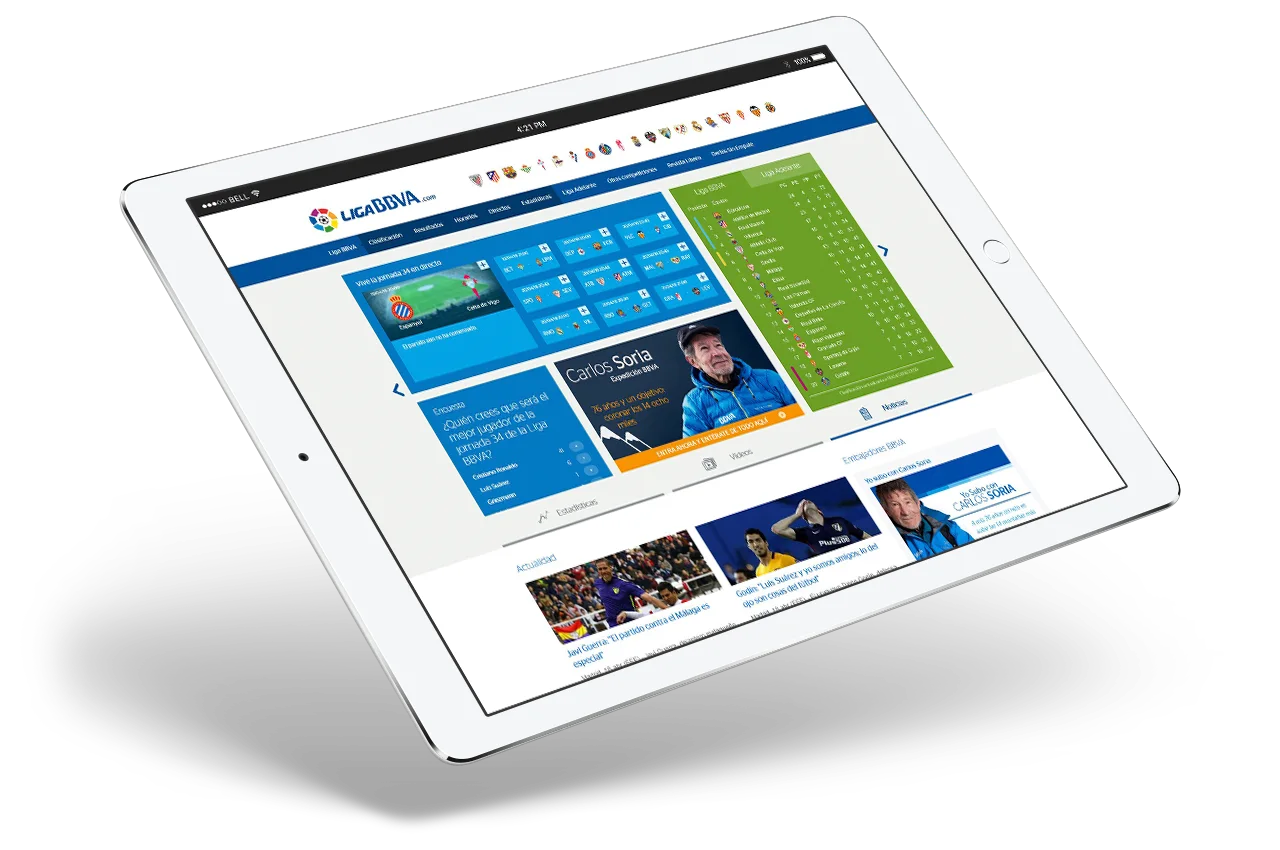 Tablet mostrando la portada del sitio con clasificación, noticias y encuestas