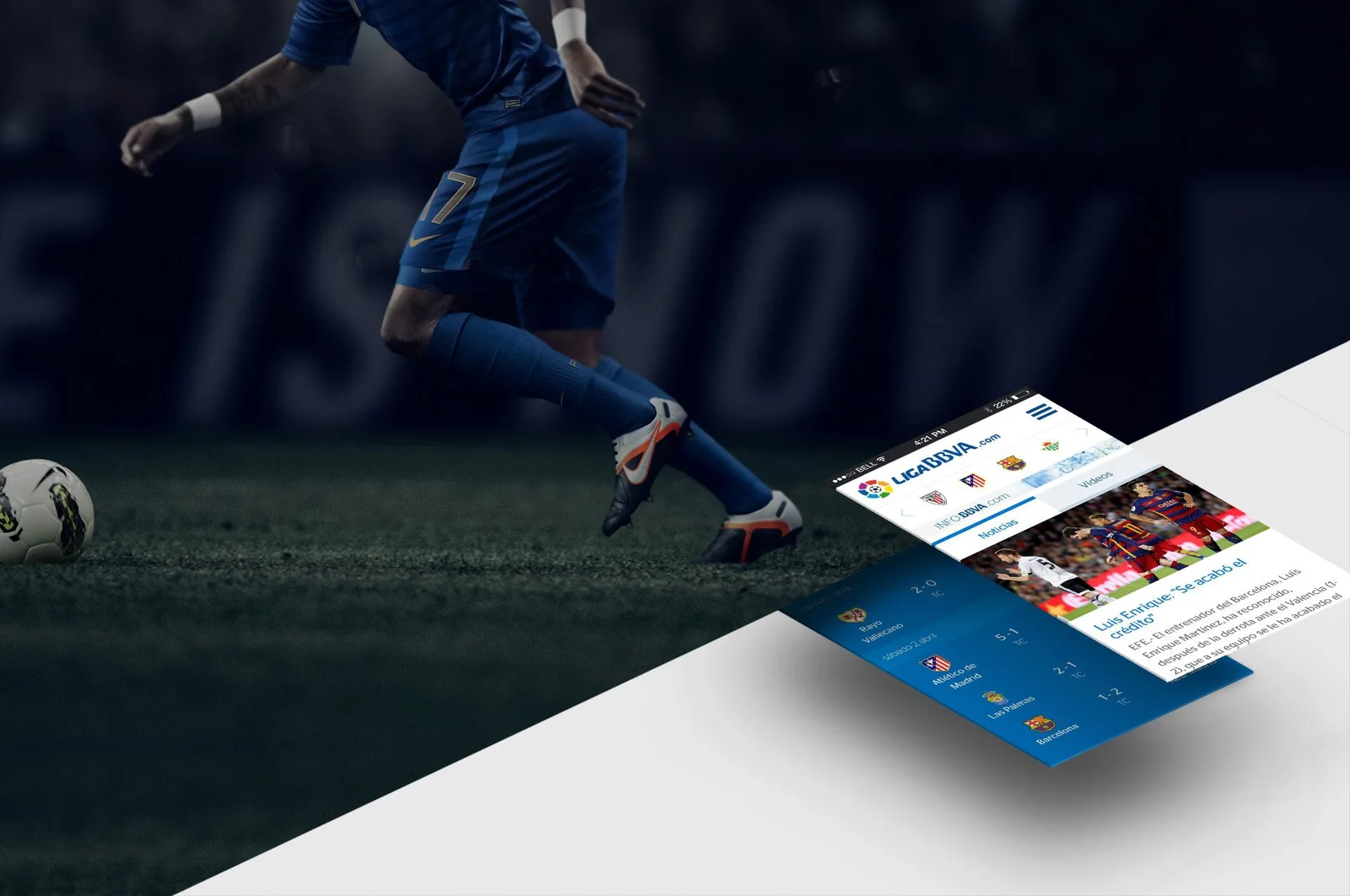 Escena de fútbol con dos móviles mostrando la app Liga BBVA superpuestos
