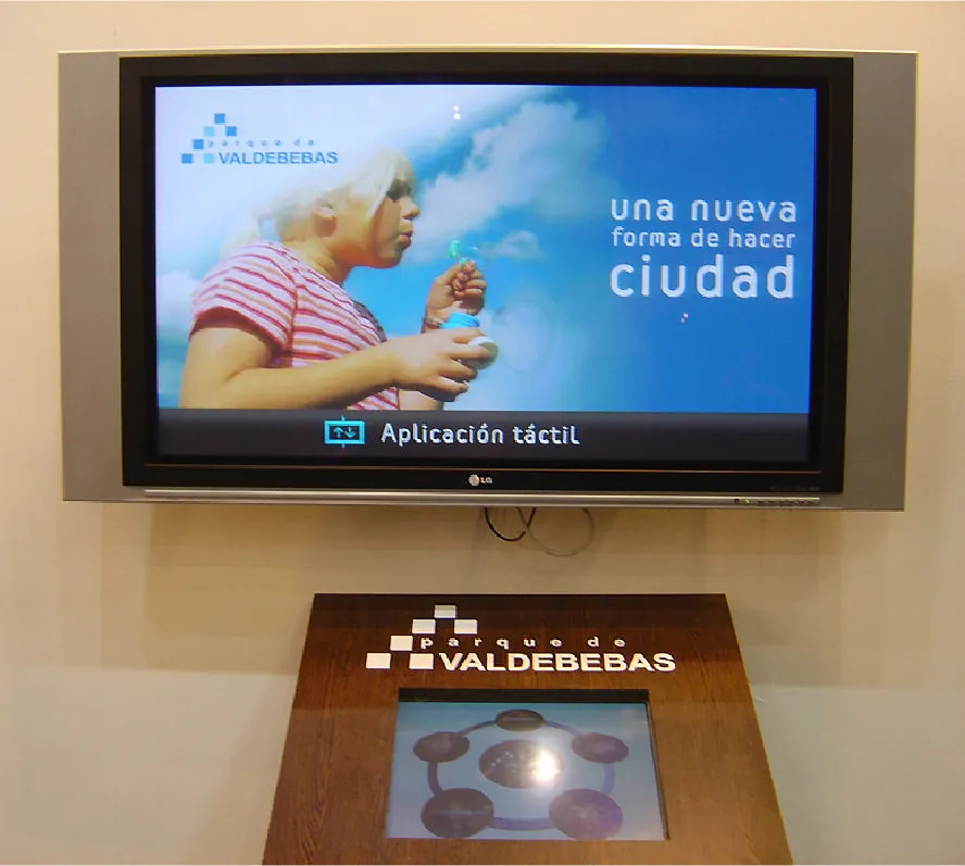 Pantalla táctil del stand de Valdebebas en el Salón Inmobiliario de Madrid con la aplicación interactiva