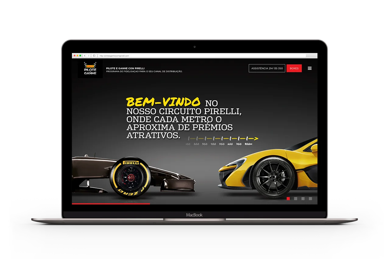 Portátil con la pantalla de bienvenida del circuito Pirelli, con un monoplaza y un McLaren amarillo